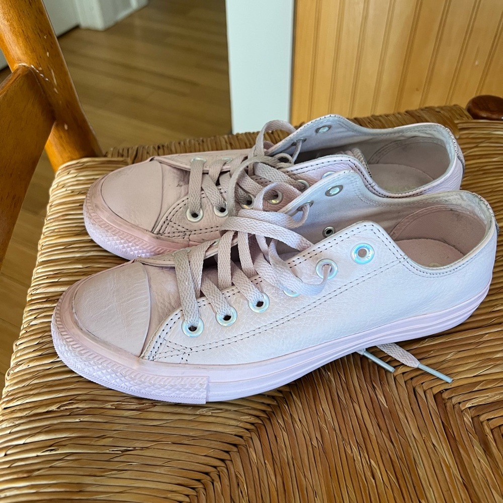Converse Pink Leather Sneakers Low-Top Casual women’s size 8